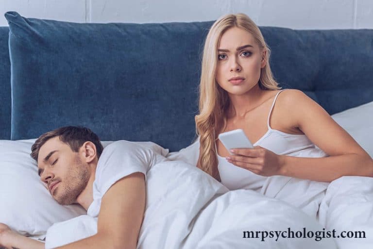 آیا چک کردن موبایل همسر کار درستی است؟