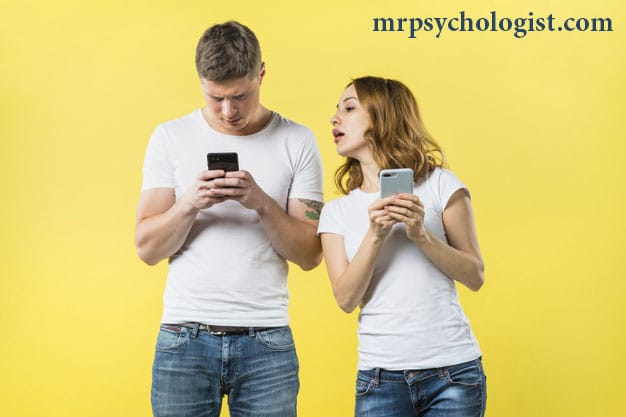 چرا چک کردن موبایل همسر اشتباه است؟